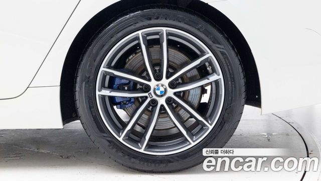 BMW 5-Series G30 520i M Sport - фото 4