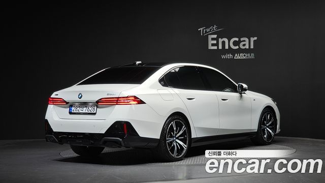 BMW 5-Series G60 530i xDrive M Sport - фото 1