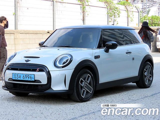 Mini Cooper SE Electric 3rd - фото 1
