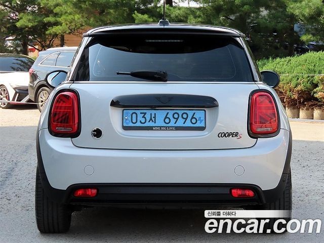 Mini Cooper SE Electric 3rd - фото 3