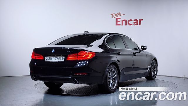 BMW 5-Series G30 530i Luxury Plus - фото 1