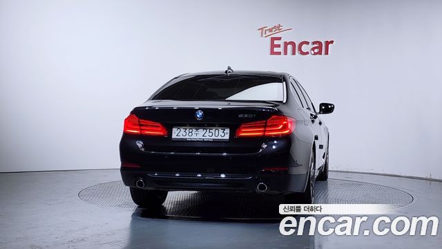 BMW 5-Series G30 530i Luxury Plus - фото 3