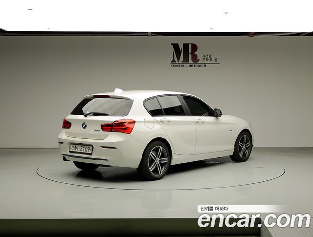 BMW 1-Series F20 118d Sport 5Door - фото 2