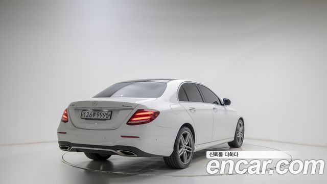Mercedes-Benz E-Class W213 E300 4MATIC AMG Line - фото 1