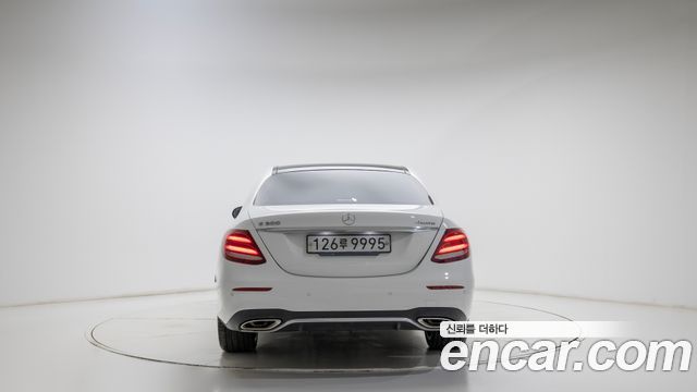 Mercedes-Benz E-Class W213 E300 4MATIC AMG Line - фото 3