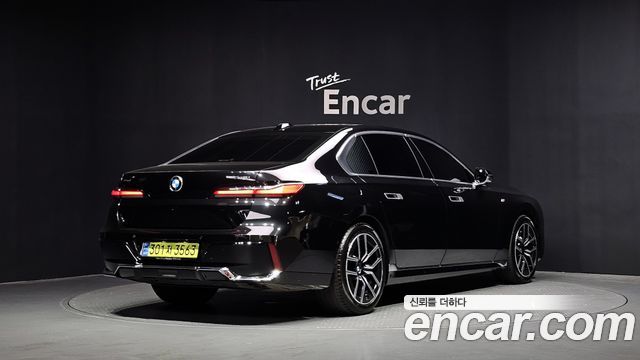 BMW 7-Series G70 740i xDrive M Sport - фото 1
