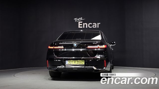 BMW 7-Series G70 740i xDrive M Sport - фото 3