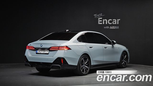 BMW 5-Series G60 530i xDrive M Sport - фото 1