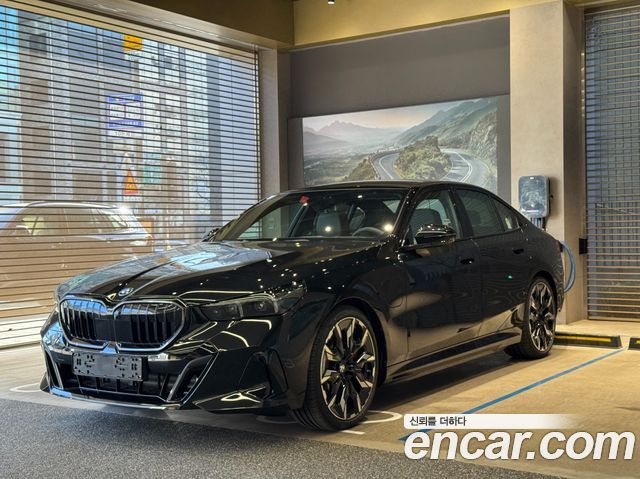 BMW 5-Series G60 550e xDrive M Sport Pro - фото 0