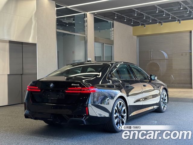 BMW 5-Series G60 550e xDrive M Sport Pro - фото 1