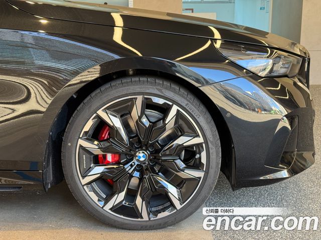 BMW 5-Series G60 550e xDrive M Sport Pro - фото 2