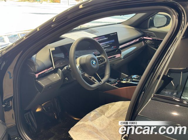 BMW 5-Series G60 550e xDrive M Sport Pro - фото 3