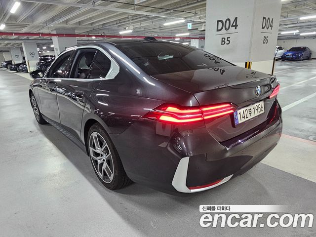 BMW 5-Series G60 520i - фото 1