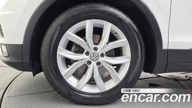 Volkswagen Tiguan 2-го поколения 2.0 TDI Premium - фото 4