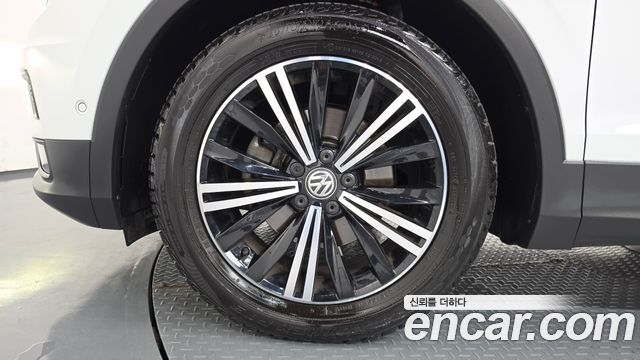 Volkswagen Tiguan 2-го поколения 2.0 TDI Prestige - фото 4