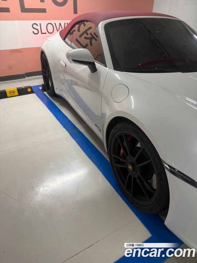 Porsche 911 Carrera 4 GTS Cabriolet - фото 1