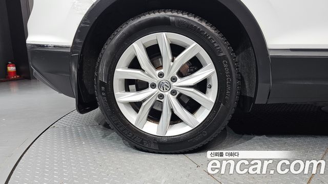 Volkswagen Tiguan 2-го поколения 2.0 TDI Premium - фото 4