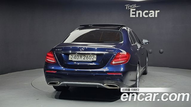 Mercedes-Benz E-Class W213 E300 4MATIC AMG Line - фото 3