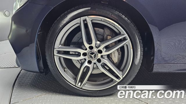 Mercedes-Benz E-Class W213 E300 4MATIC AMG Line - фото 4