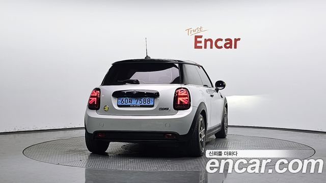 Mini Cooper SE Electric 3rd - фото 2