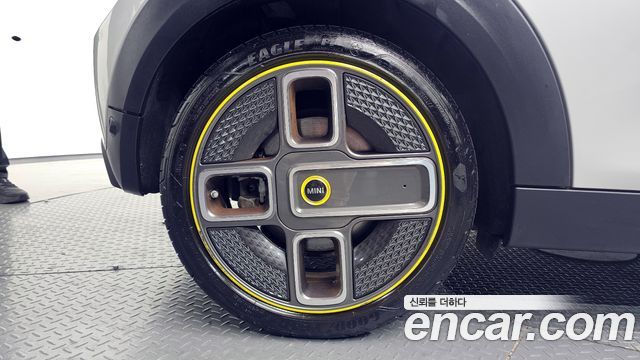 Mini Cooper SE Electric 3rd - фото 3