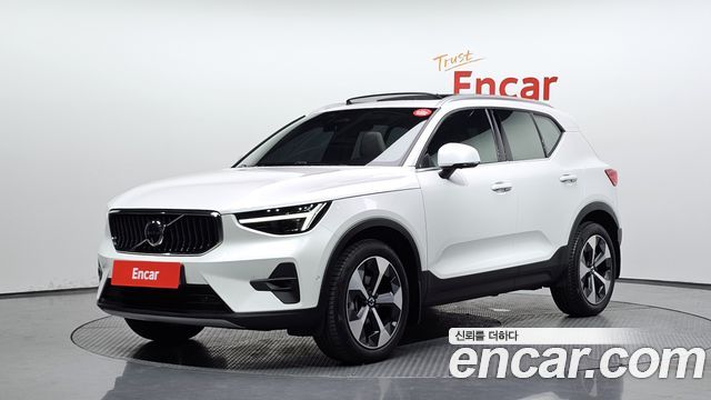 Volvo XC40 B4 Ultra Bright - фото 0