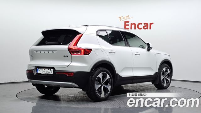 Volvo XC40 B4 Ultra Bright - фото 1