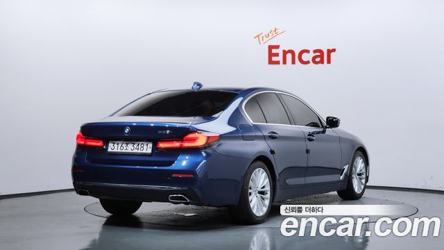 BMW 5-Series G30 520i Luxury - фото 1