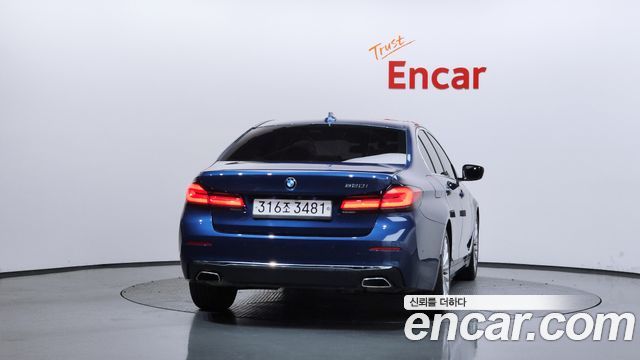 BMW 5-Series G30 520i Luxury - фото 3
