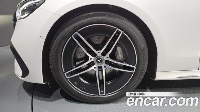 Mercedes-Benz E-Class W214 E300 4MATIC AMG Line - фото 4
