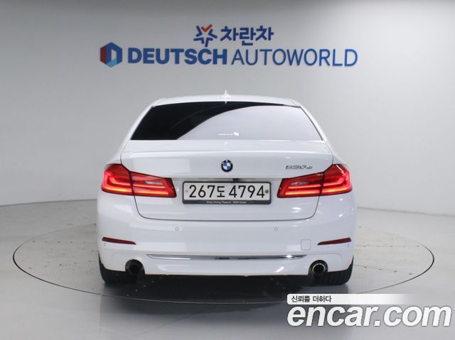BMW 5-Series G30 530e Luxury - фото 3