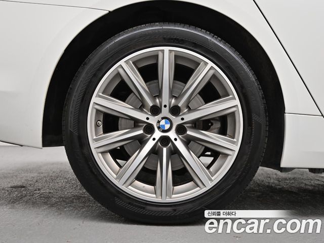 BMW 5-Series G30 530e Luxury - фото 4
