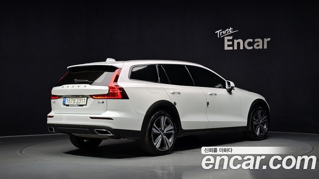 Volvo V60 2-го поколения B5 Pro AWD - фото 1
