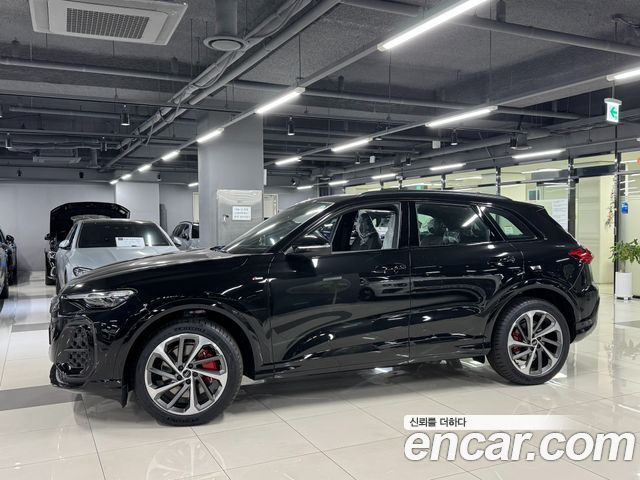 Audi Q5 40 TDI Quattro S Line Black Edition - фото 1