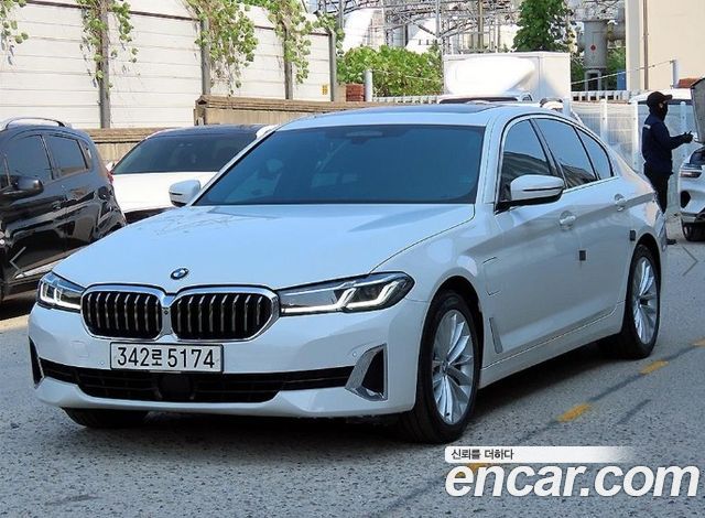 BMW 5-Series G30 530e Luxury - фото 1