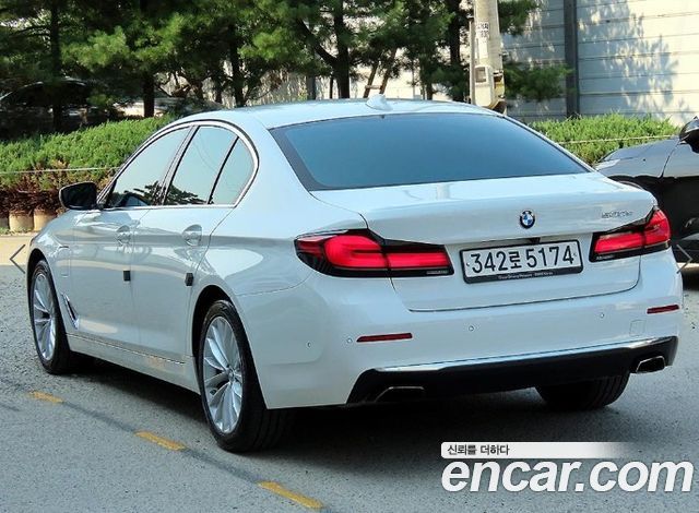 BMW 5-Series G30 530e Luxury - фото 2