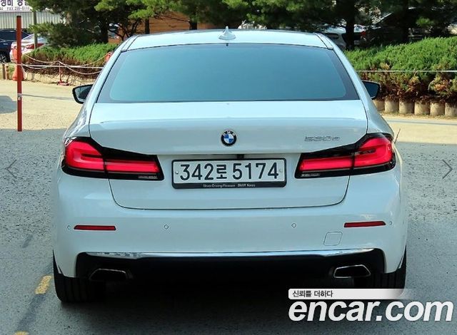 BMW 5-Series G30 530e Luxury - фото 3