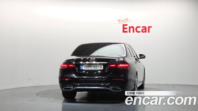 Mercedes-Benz E-Class W213 E220d 4MATIC AMG Line - фото 3