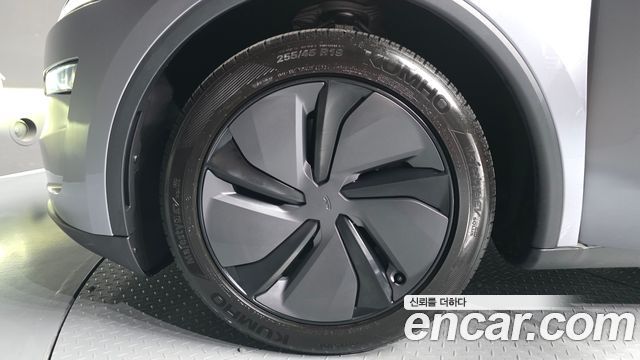 Tesla Model Y RWD - фото 4