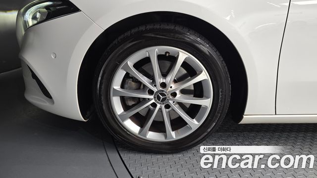 Mercedes-Benz A-Class W177 A220 Sedan - фото 4
