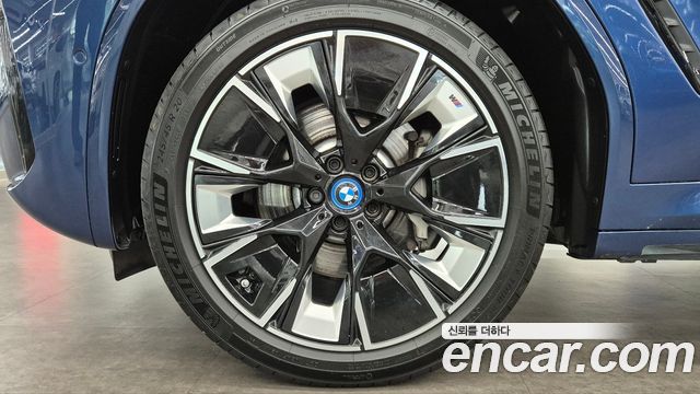 BMW iX3 M Sports - фото 4