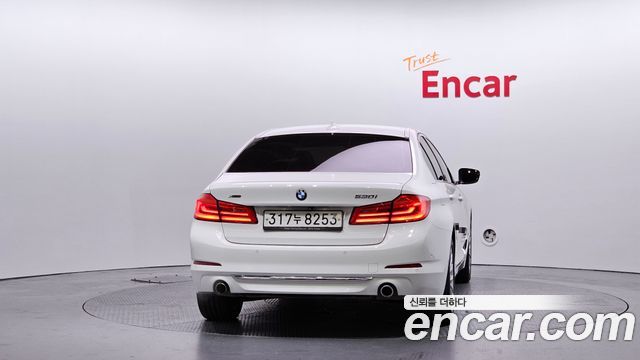 BMW 5-Series G30 530i xDrive Luxury Plus - фото 3