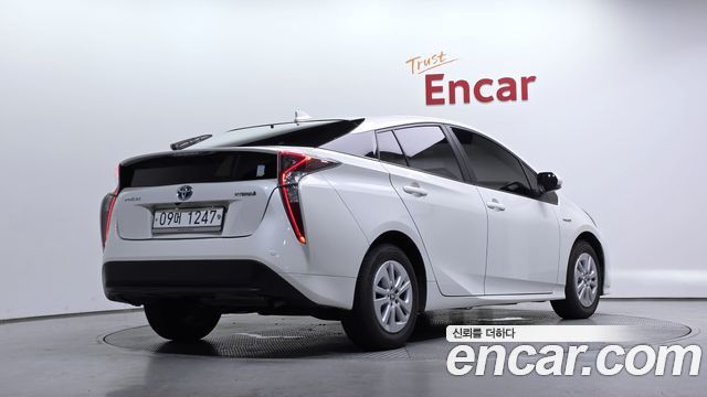 Toyota Prius 4-го поколения 1.8 E - фото 1