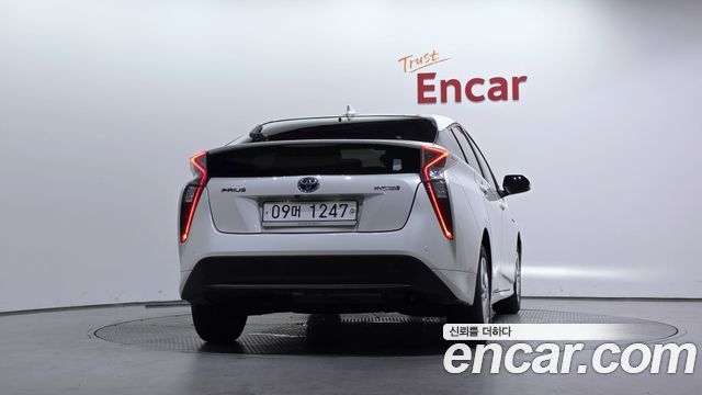 Toyota Prius 4-го поколения 1.8 E - фото 3