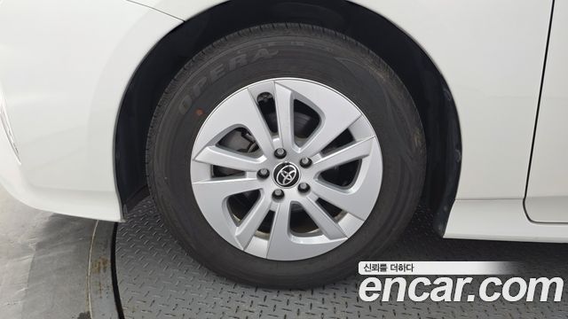 Toyota Prius 4-го поколения 1.8 E - фото 4