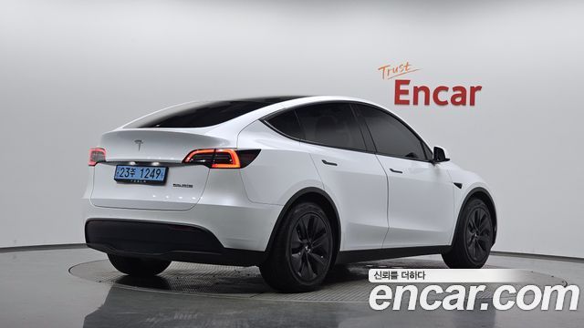 Tesla Model Y Standard Range RWD - фото 0