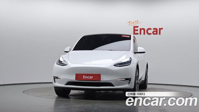 Tesla Model Y Standard Range RWD - фото 1