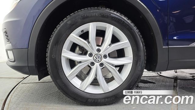Volkswagen Tiguan 2-го поколения 2.0 TDI Premium - фото 4