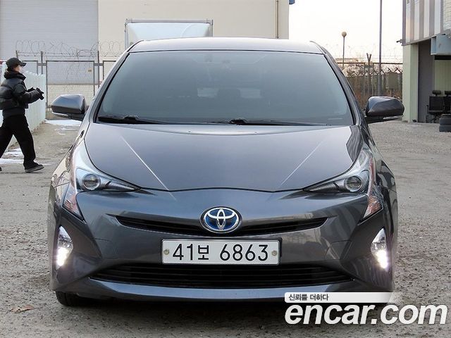 Toyota Prius 4-го поколения 1.8 E - фото 0