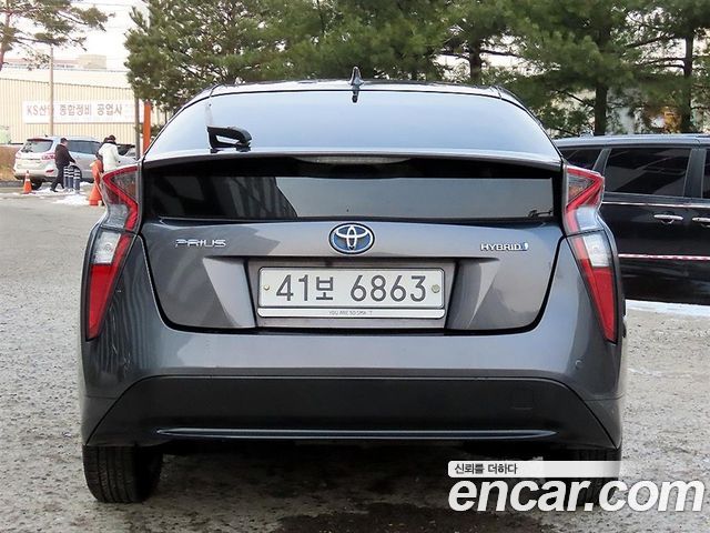 Toyota Prius 4-го поколения 1.8 E - фото 3